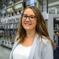 Ansprechpartner Strama-MPS Maschinenbau GmbH & Co. KG: Veronika Zirngibl